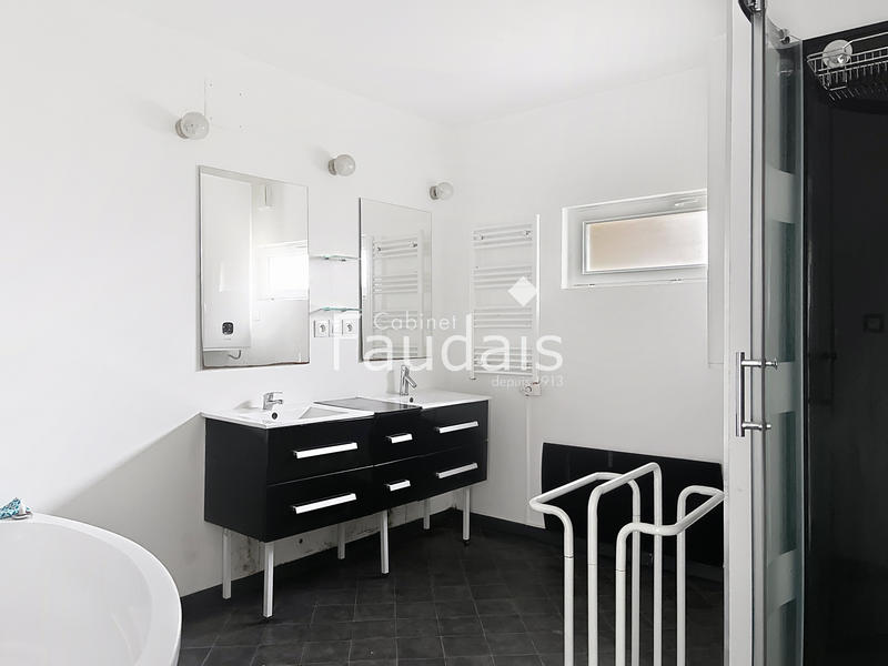 Maison - 243 m² - 8 pièces