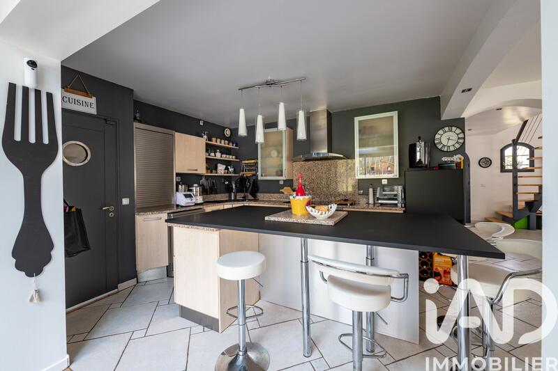 Maison - 210 m² - 9 pièces