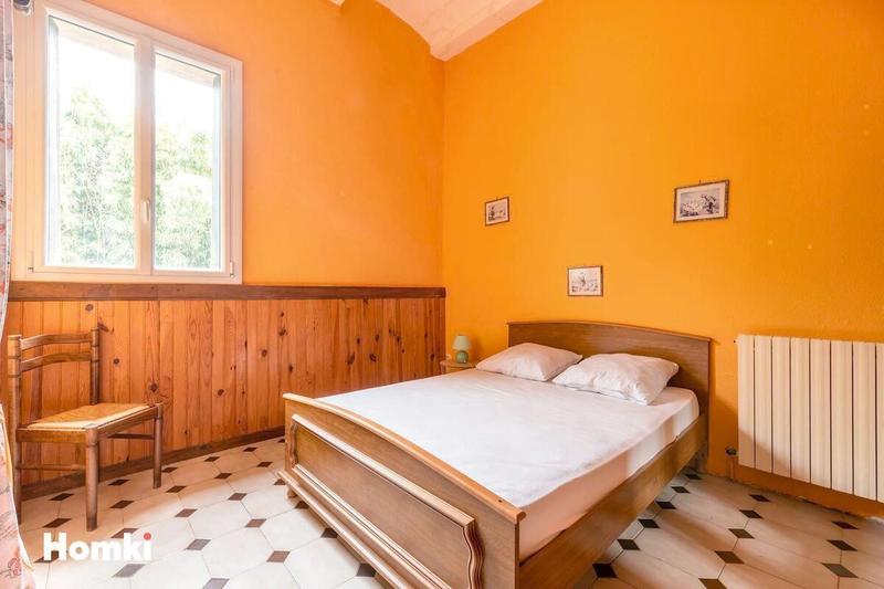 Maison - 1 800 m² - 31 pièces