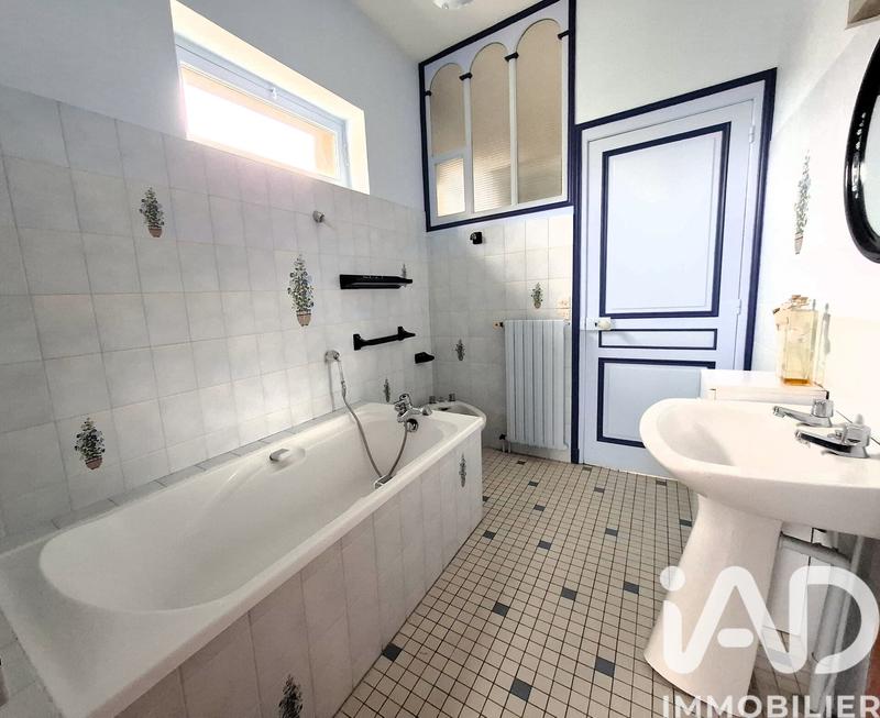 Maison - 221 m² - 12 pièces