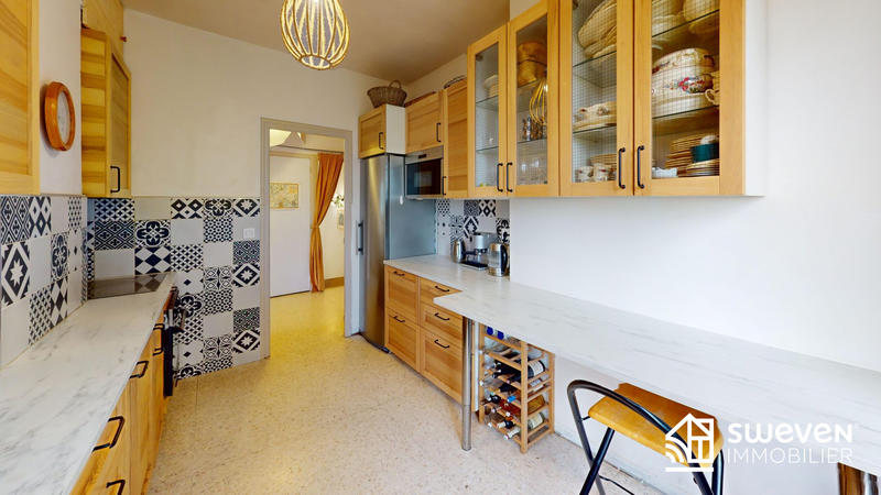 Maison traditionnelle - 220 m² - 7 pièces