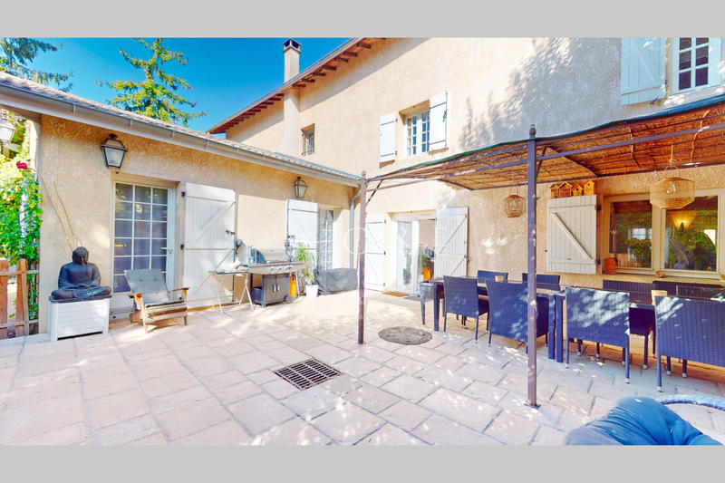 Maison - 330 m² - 8 pièces