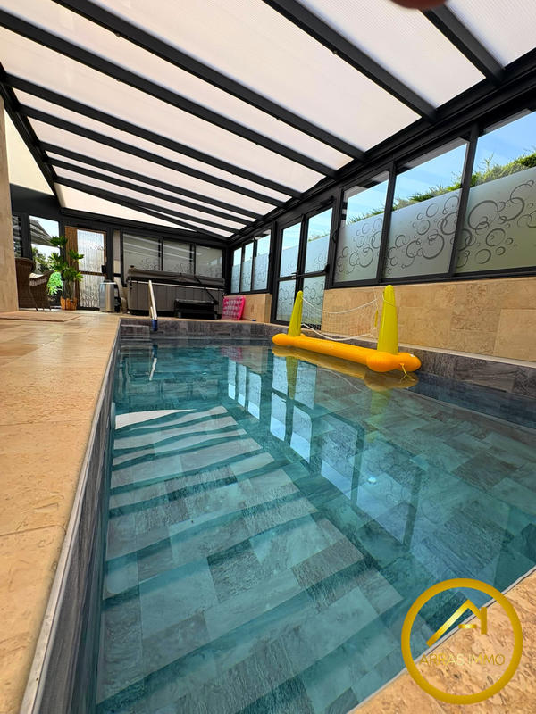 Maison - 208 m² - 8 pièces