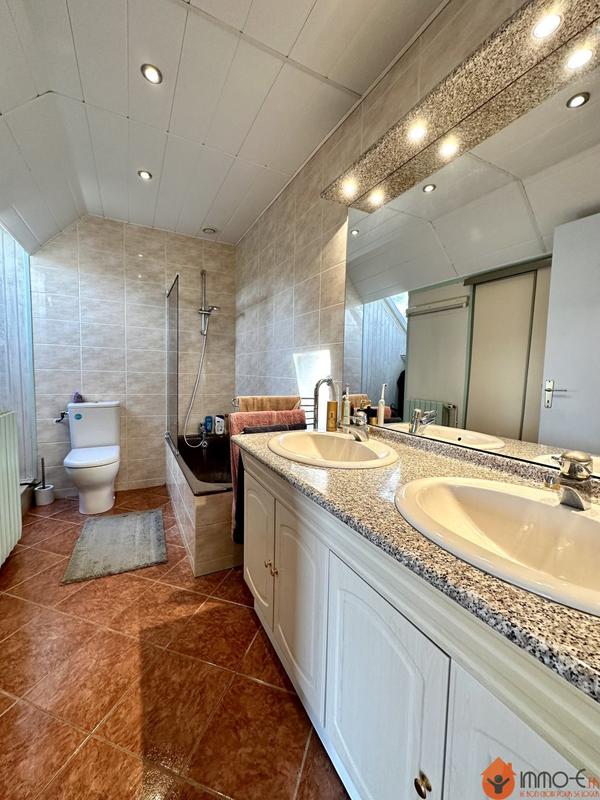 Maison - 230 m² - 8 pièces