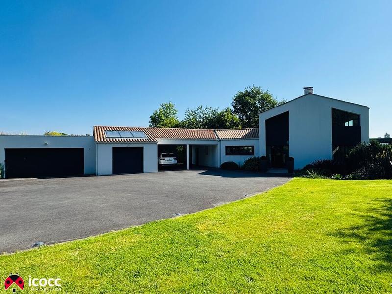 Maison - 303 m² - 11 pièces