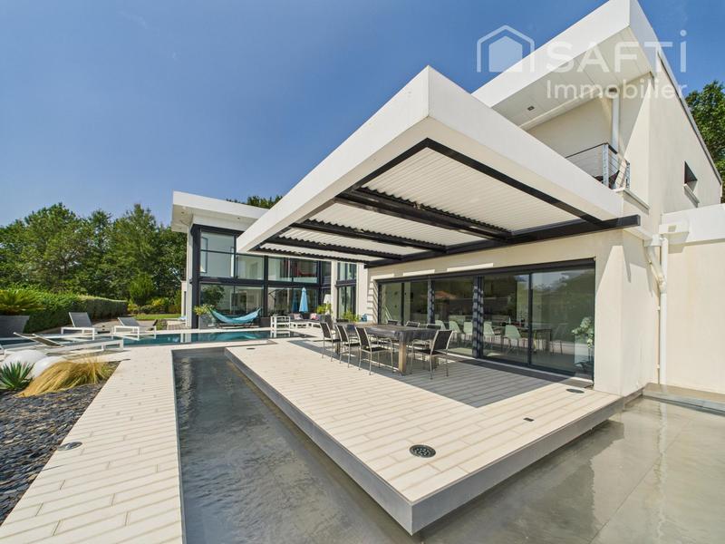 Maison - 390 m² - 9 pièces