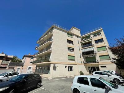 Appartement - 90 m² - 3 pièces