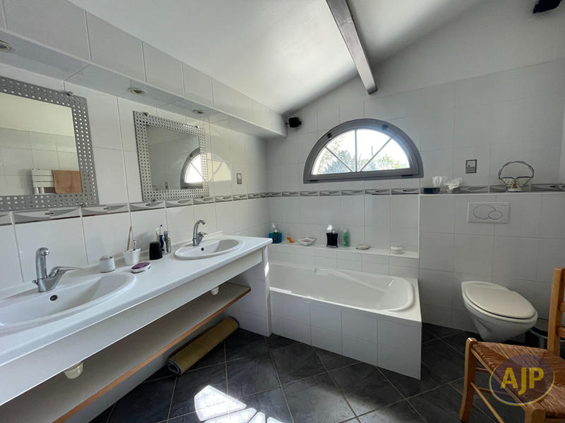 Maison - 202 m² - 7 pièces