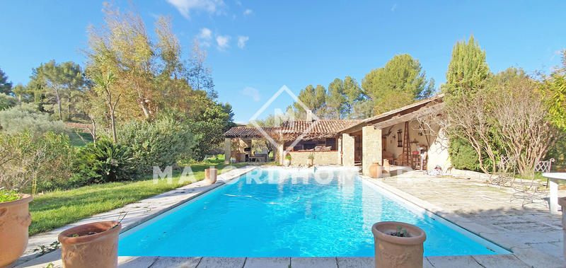 Maison - 330 m² - 8 pièces