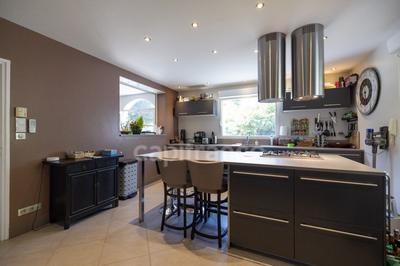 Maison - 300 m² - 12 pièces