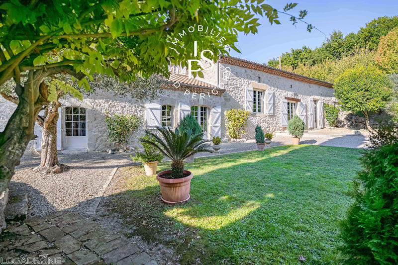 Maison - 323 m² - 15 pièces