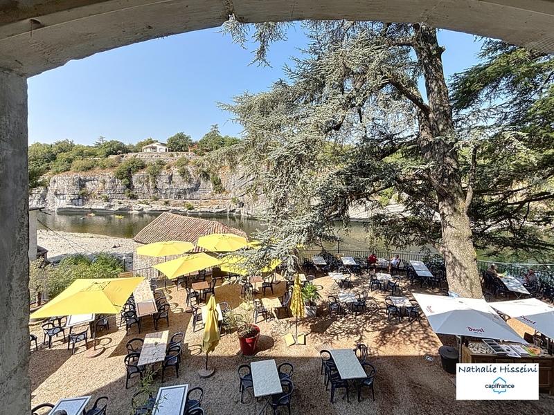 Fonds de commerce - 832 m²