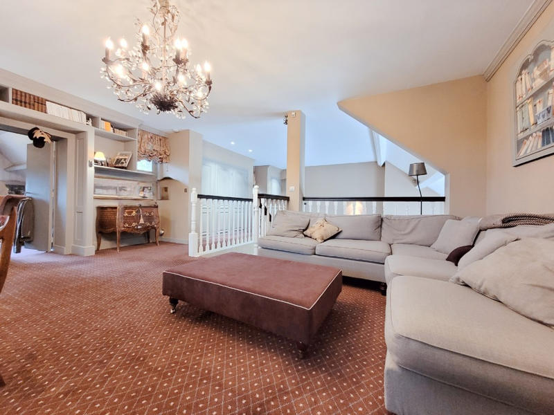 Maison - 275 m² - 12 pièces