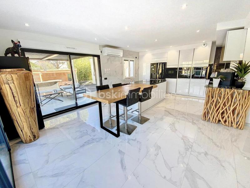 Villa - 245 m² - 6 pièces