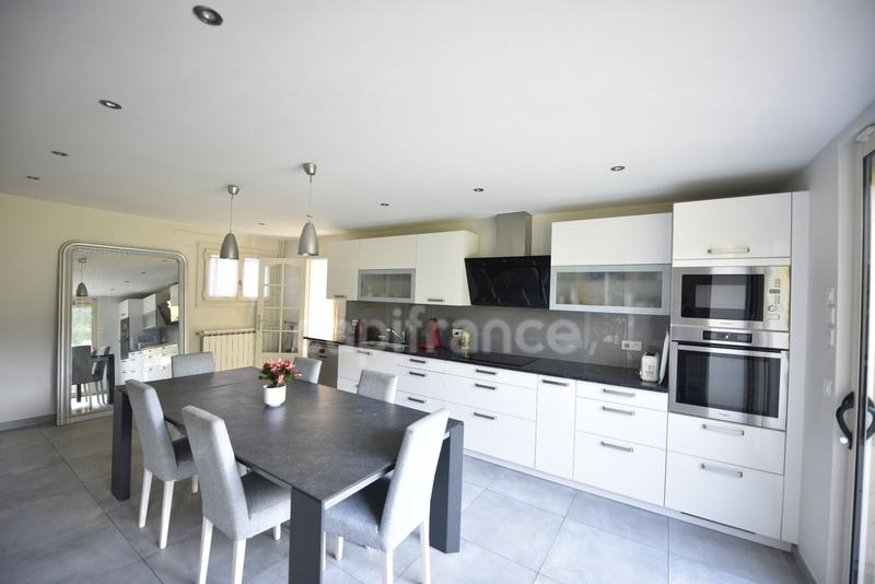 Maison - 237 m² - 9 pièces