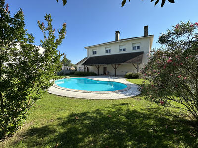 Maison - 280 m² - 10 pièces