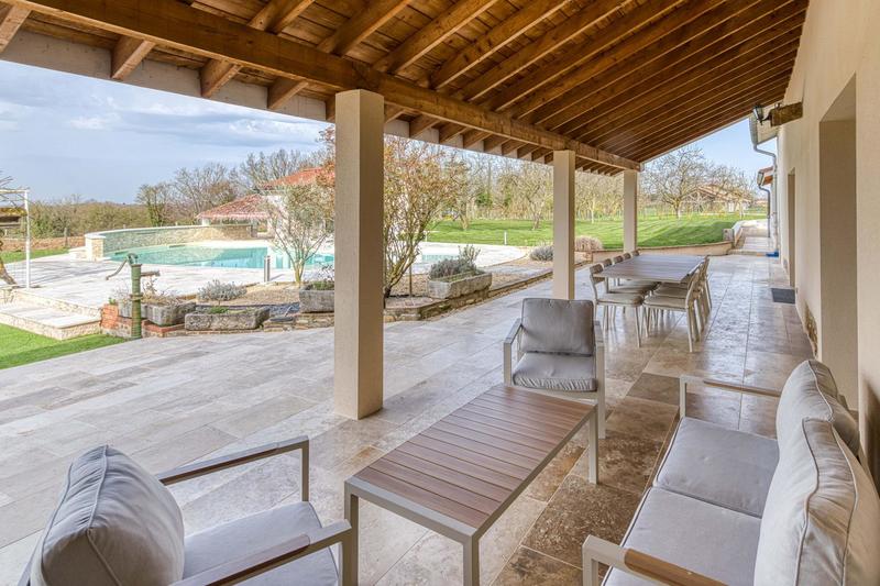 Maison - 290 m² - 9 pièces