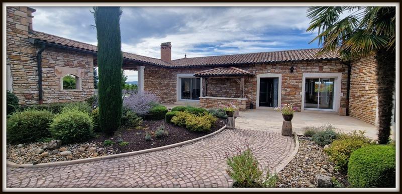 Maison - 290 m² - 8 pièces