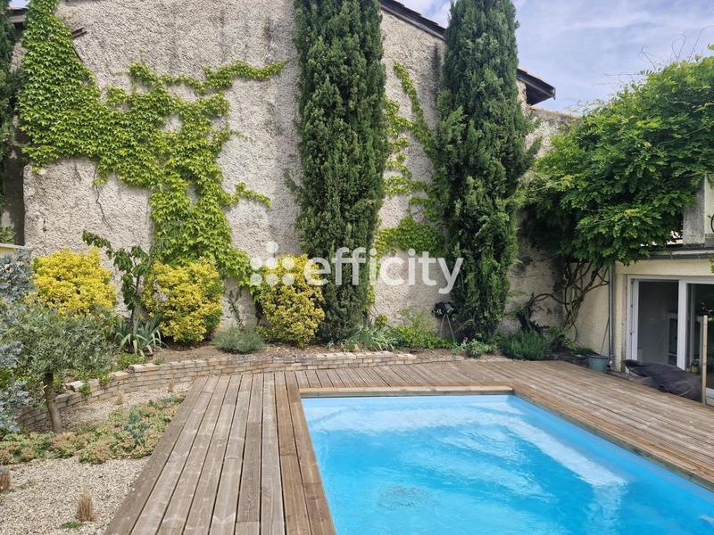 Maison - 374 m² - 9 pièces