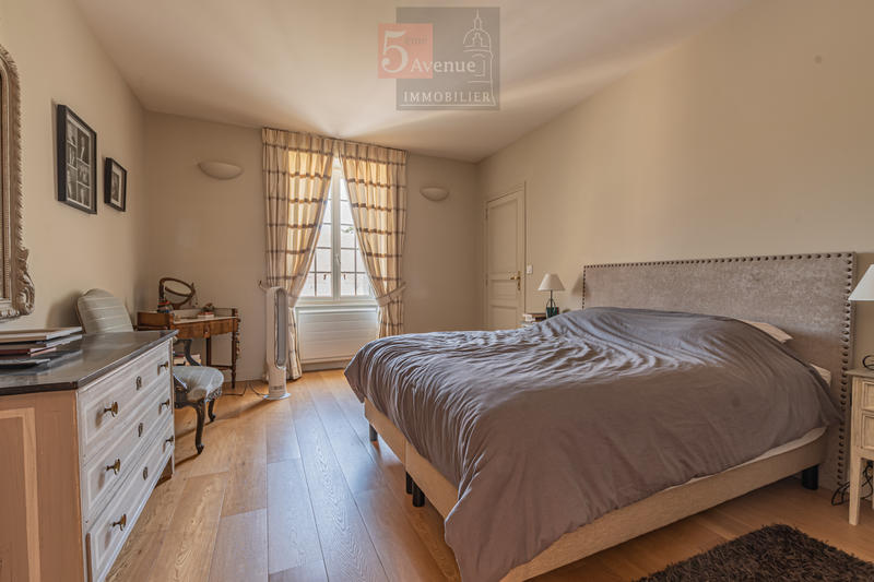 Maison - 400 m² - 8 pièces