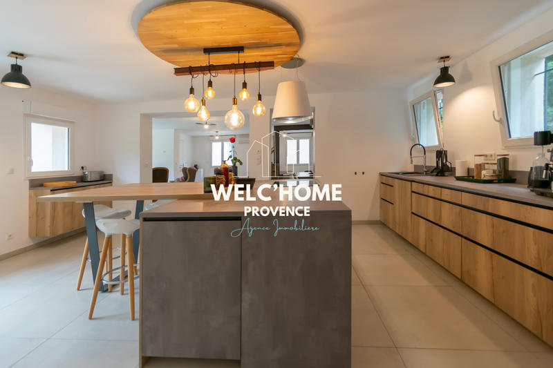 Maison - 235 m² - 7 pièces