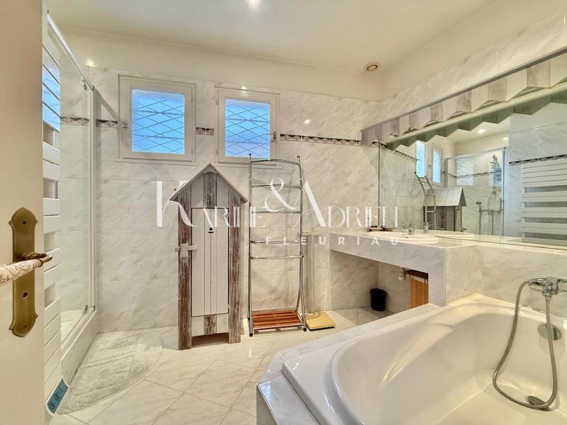 Maison - 290 m² - 10 pièces