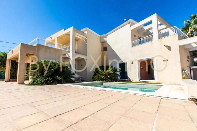 Maison - 334 m² - 8 pièces