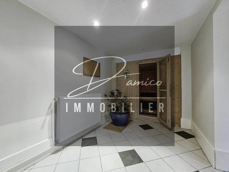 Maison - 338 m² - 10 pièces