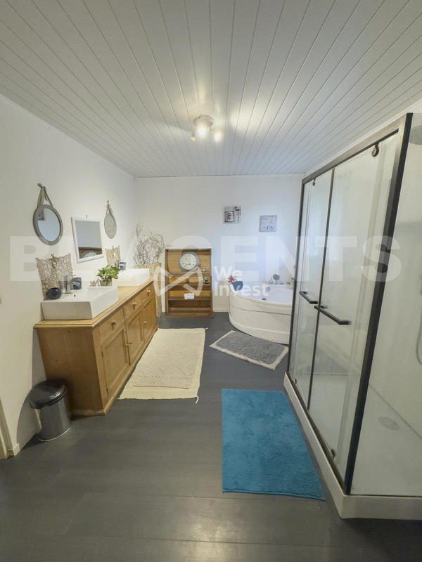 Maison - 220 m² - 9 pièces