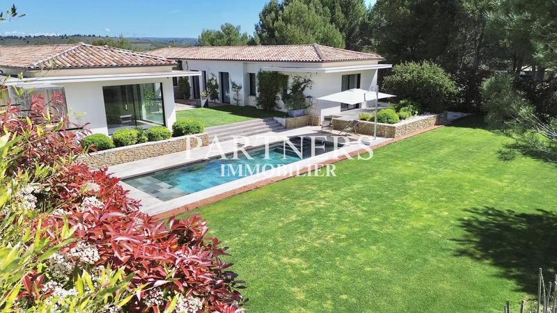 Maison - 285 m² - 8 pièces