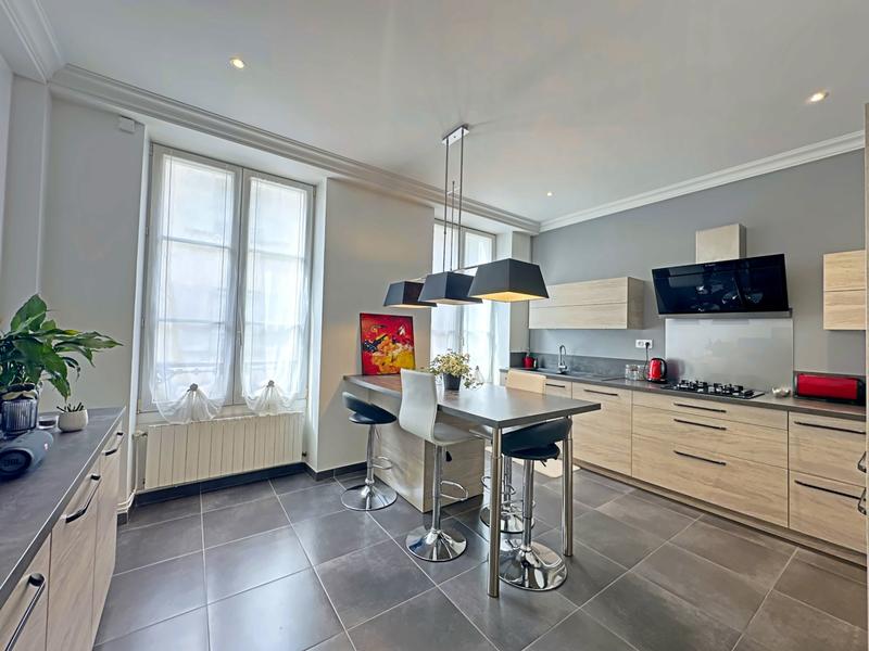 Maison - 239 m² - 8 pièces