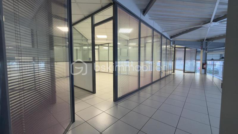 Local commercial - 1 500 m² - 20 pièces