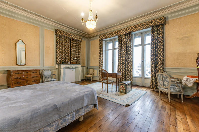 Propriété - 900 m² - 15 pièces