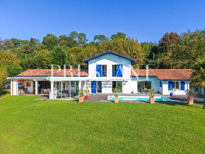 Maison - 290 m² - 9 pièces