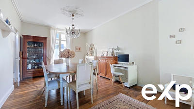 Maison - 235 m² - 10 pièces