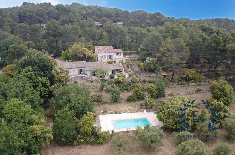 Maison traditionnelle - 218 m² - 6 pièces