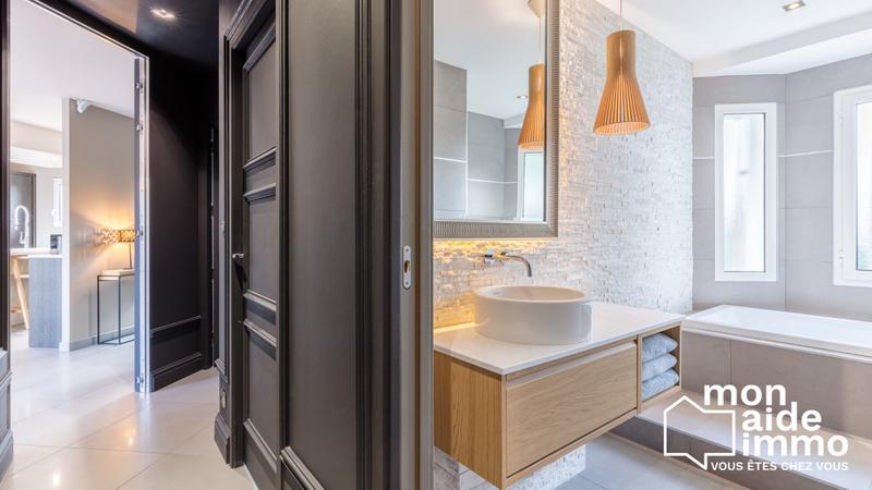 Maison contemporaine - 252 m² - 7 pièces