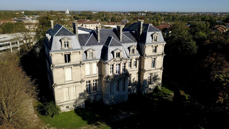 Château - 1 200 m² - 26 pièces
