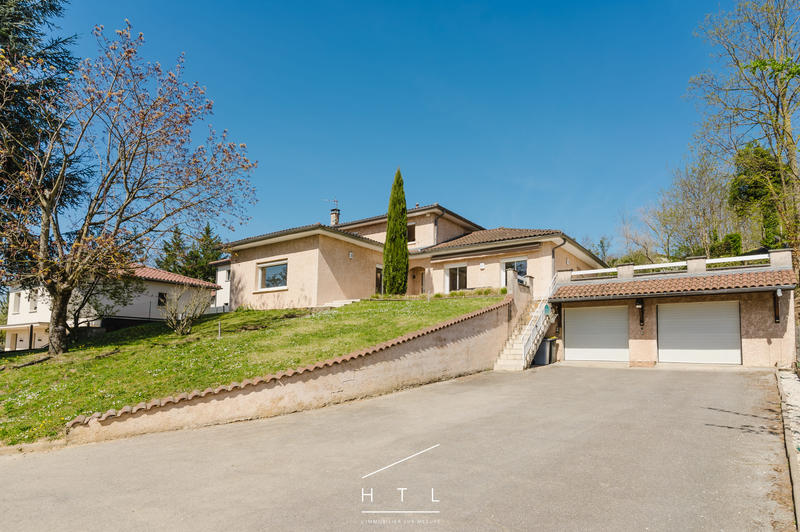 Maison - 225 m² - 9 pièces