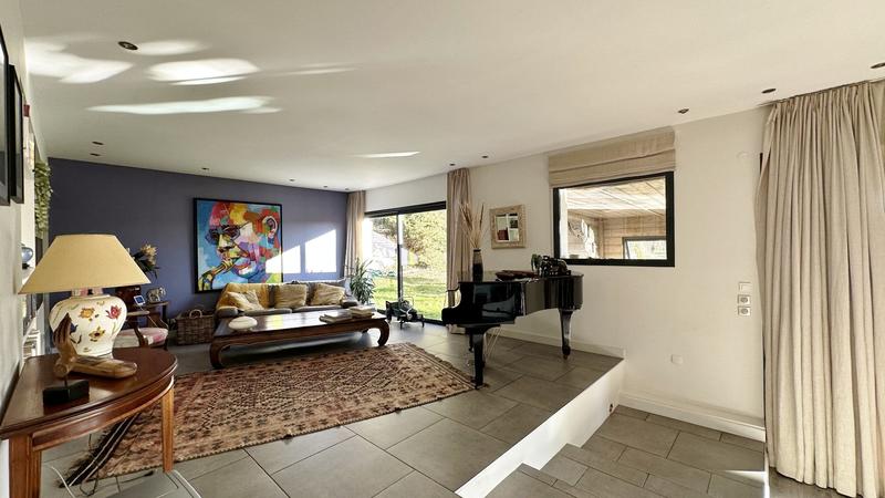 Propriété - 350 m² - 11 pièces