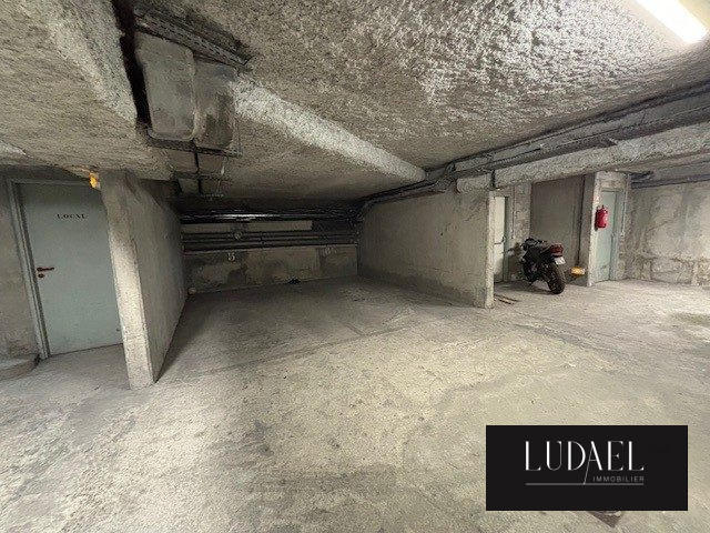 Parking / Garage - 11 m²