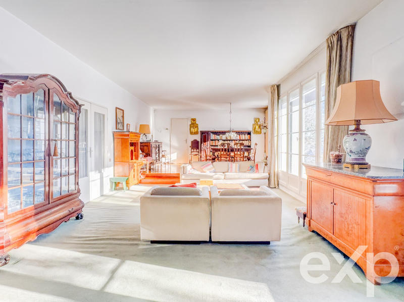 Maison - 235 m² - 9 pièces