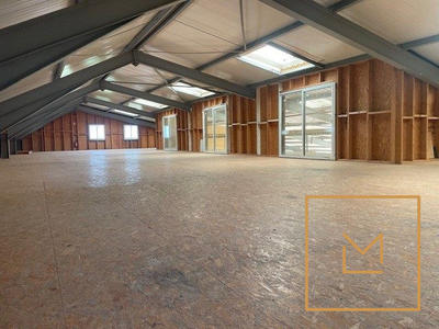 Entrepôt - 1 100 m²
