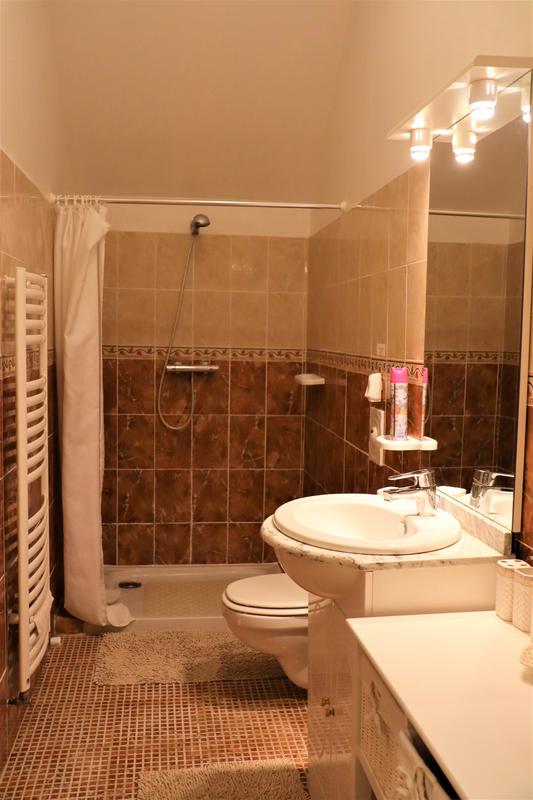 Maison - 250 m² - 9 pièces