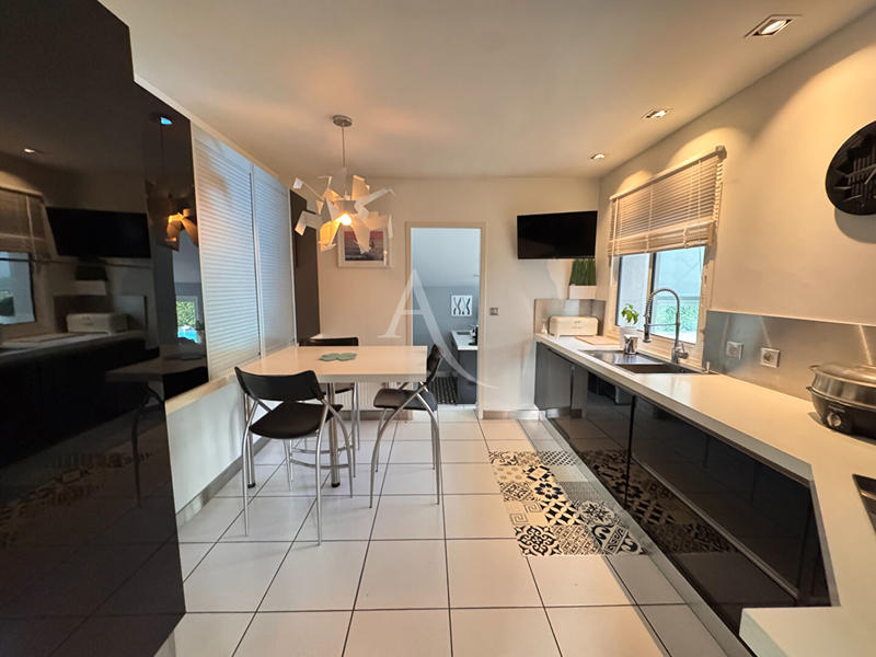 Maison - 259 m² - 8 pièces