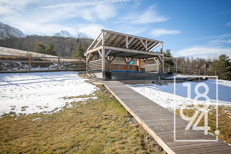 Chaumière - 338 m² - 8 pièces