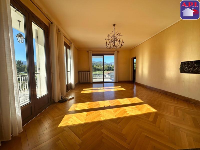 Maison - 249 m² - 7 pièces