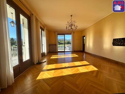 Maison - 249 m² - 7 pièces