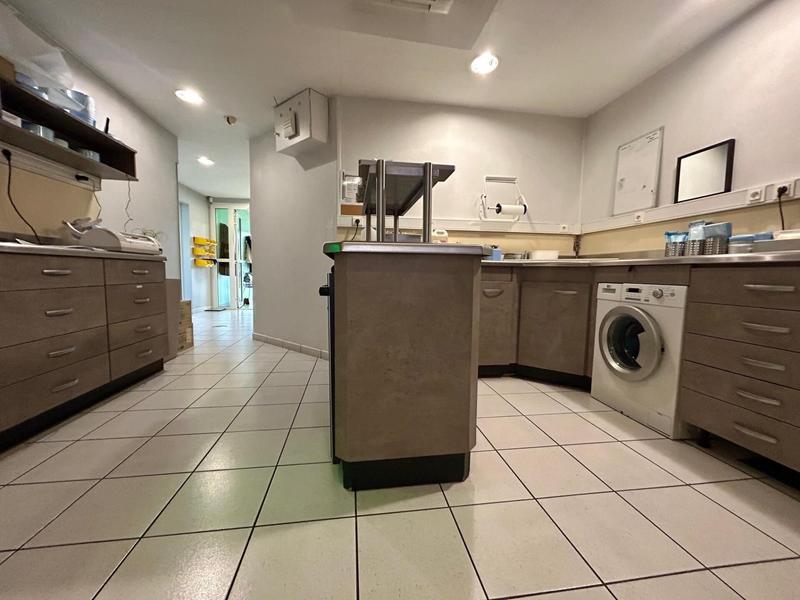 Local commercial - 210 m² - 9 pièces