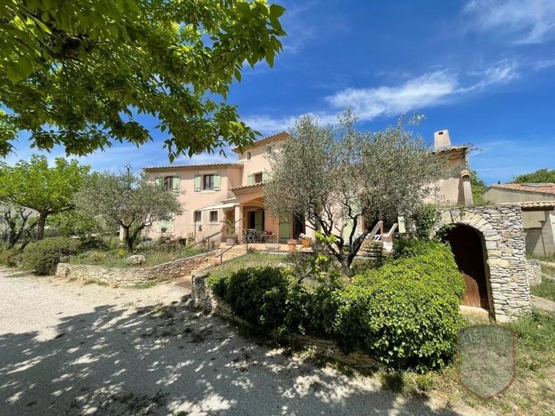 Maison - 240 m² - 9 pièces